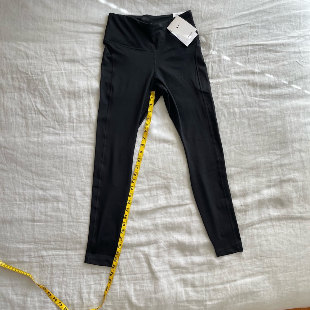 BRAND NEW // TAGS ON Nike Fast Legging